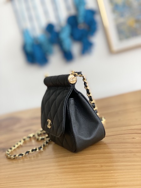 Handbag Chanel  AP3004  size  11X12X5 cm