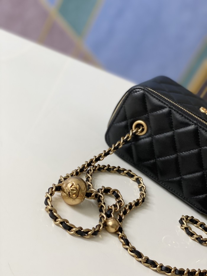 Handbag Chanel  81138  size  16 9.5 8 cm