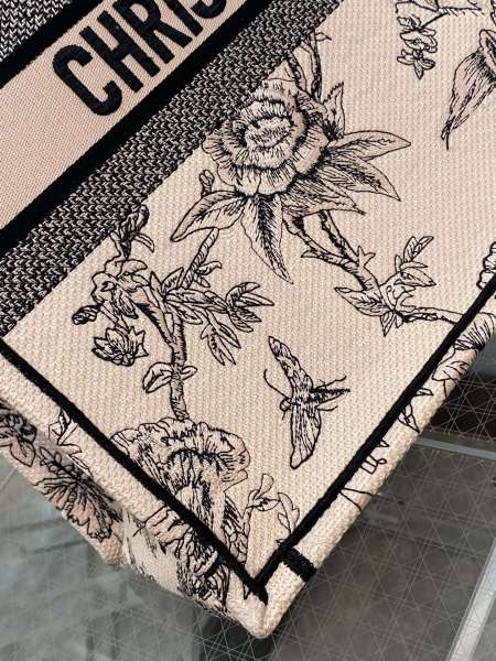 Handbag   Dior  size  42*18*35 cm