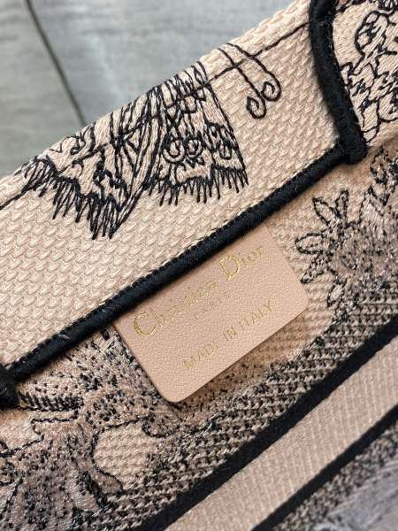 Handbag   Dior  size  26*8*22 cm