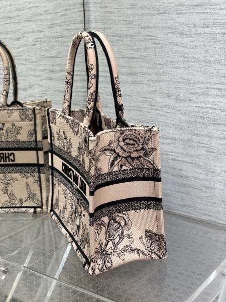 Handbag   Dior  size  26*8*22 cm