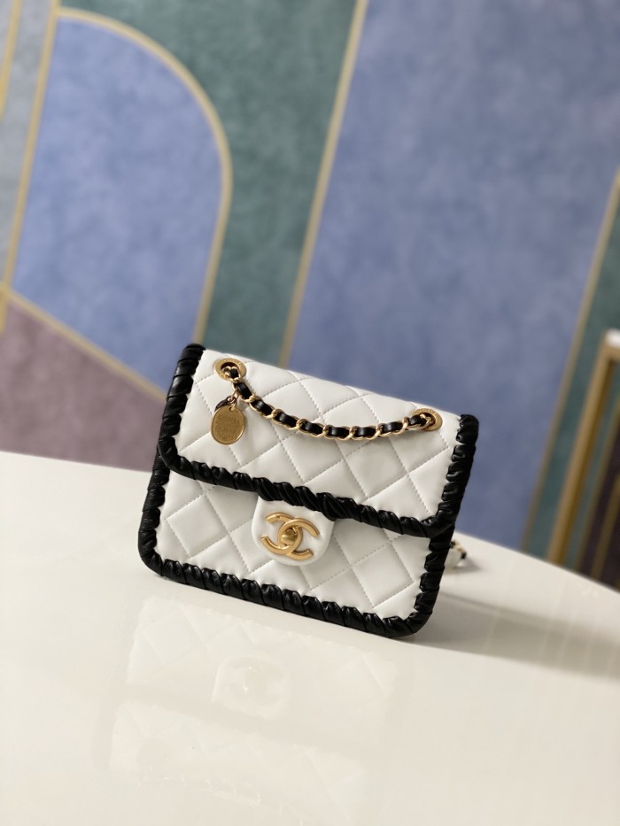 Handbag   Chanel AS2495  size  19x15x6 cm