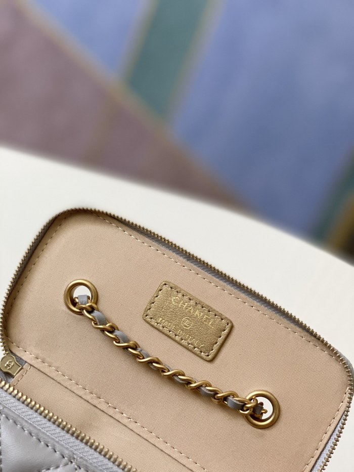 Handbag   Chanel 81138  size  16 9.5 8 cm