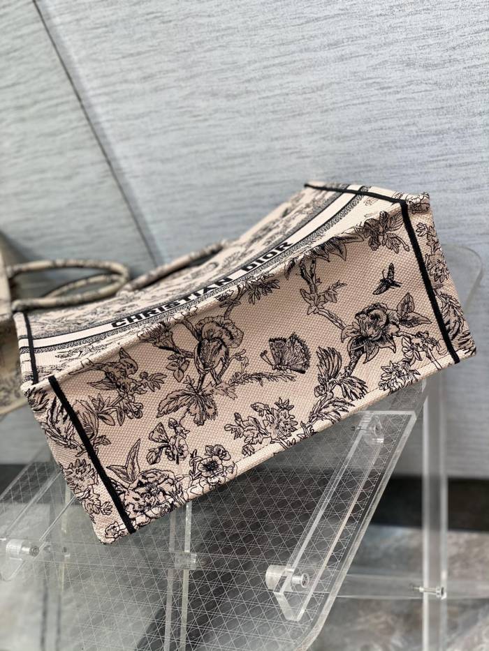 Handbag   Dior  size  42*18*35 cm