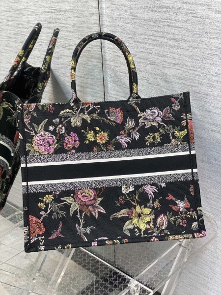 Handbag   Dior  size  42*18*35 cm