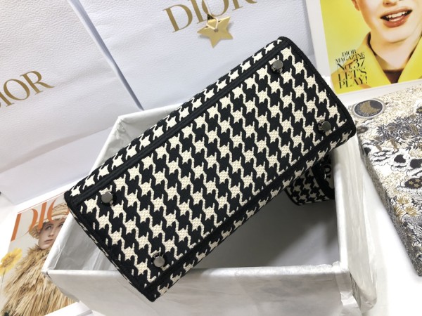 Handbag   Dior  M0565  size  24 x 20 x 11  cm