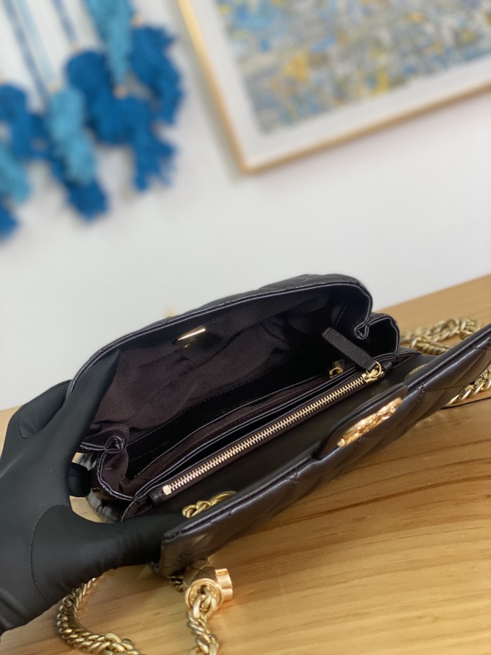 Handbag  Chanel  AS3393  size 14x22x8 cm