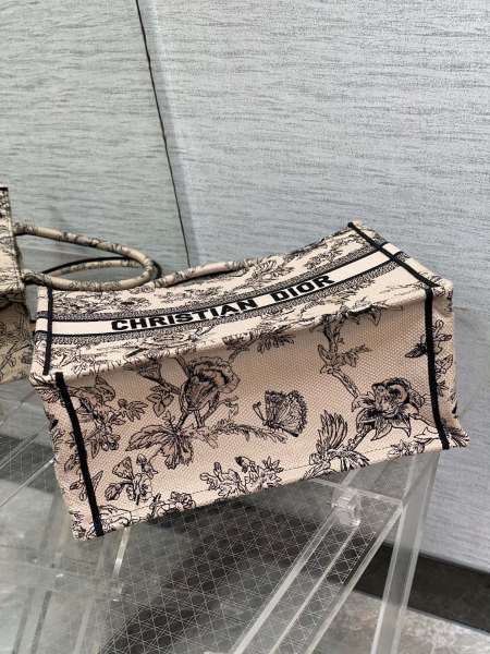 Handbag   Dior  size  36*18*28 cm