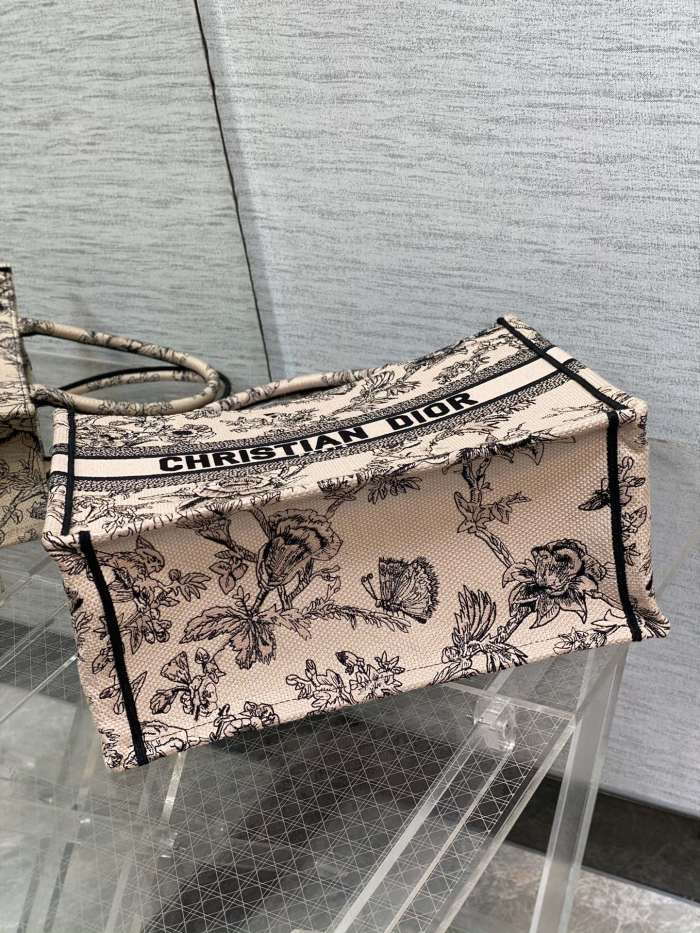 Handbag   Dior  size  36*18*28 cm