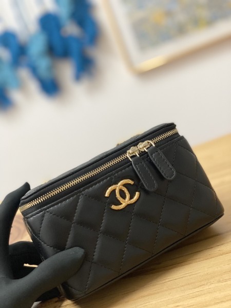 Handbag  Chanel   81222  size  16.5 cm