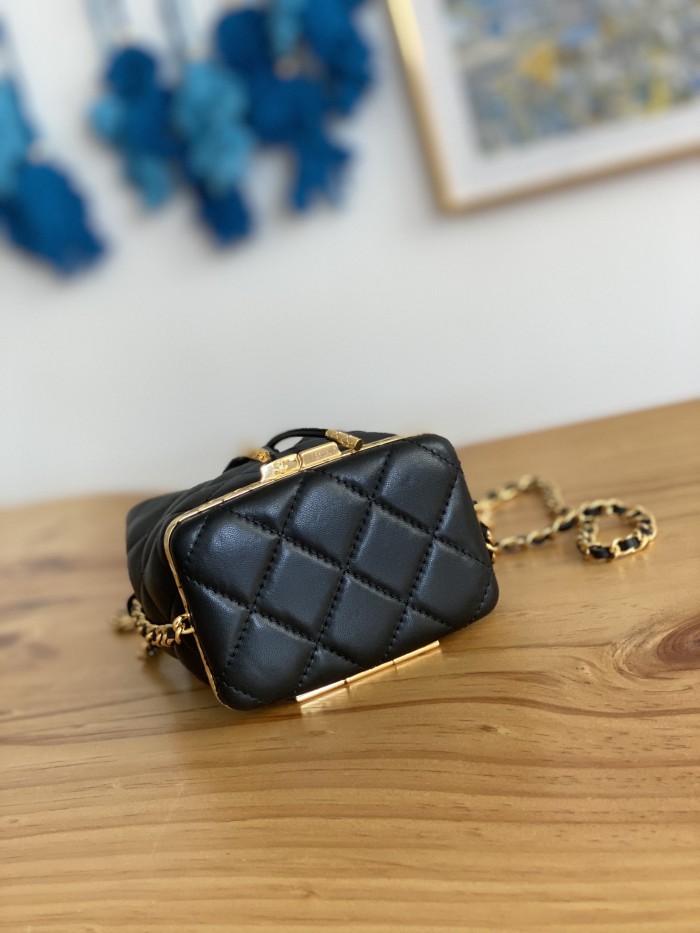 Handbag Chanel  2750  size  14*11*8  cm