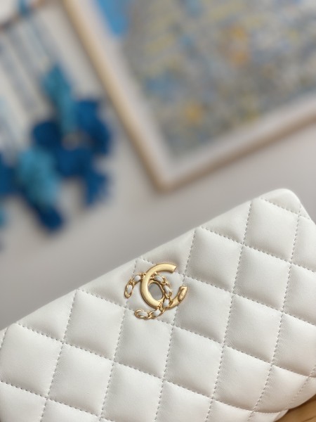  Handbag  Chanel  3378  size 15cmX20cmX9 cm