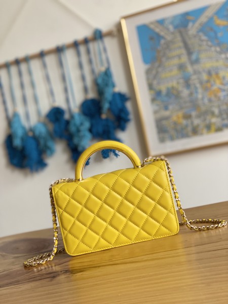 Handbag  Chanel   81207  size  19 cm