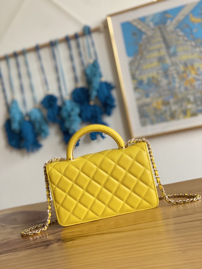 Handbag  Chanel   81207  size  19 cm