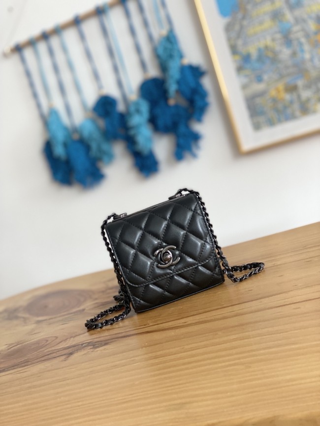 Handbag  Chanel 88631   size  11 11 5 cm