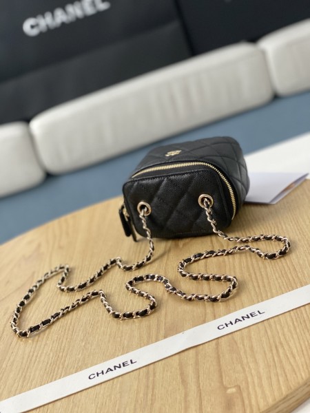  Handbag  Chanel  81340  size  8.5*11*7 cm