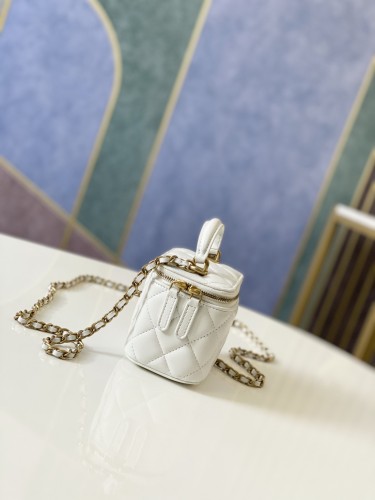 Handbag Chanel  81113  size  10 7 9 cm