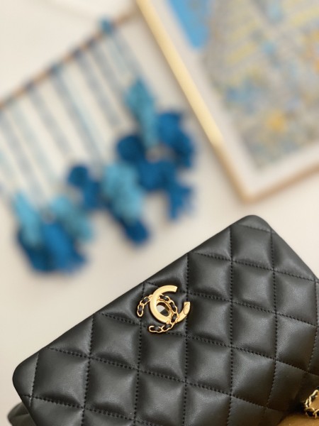  Handbag  Chanel  3378  size  15cmX20cmX9 cm