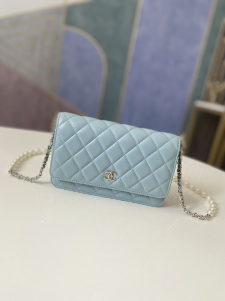 Handbag Chanel  81180  size  19 cm  