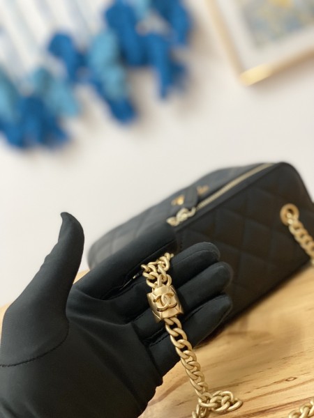 Handbag  Chanel   81222  size  16.5 cm