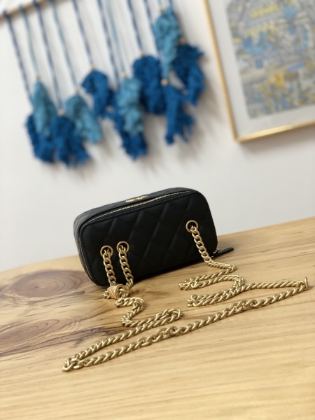 Handbag  Chanel   81222  size  16.5 cm