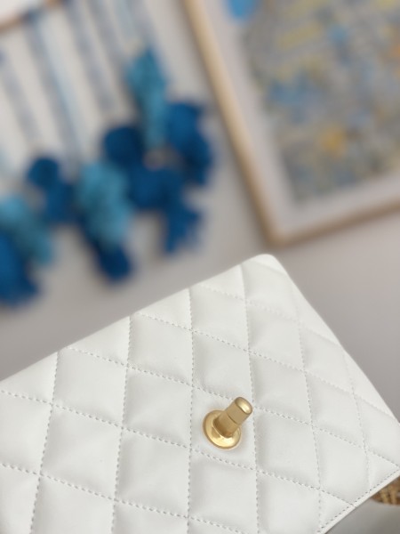  Handbag  Chanel  3378  size 15cmX20cmX9 cm