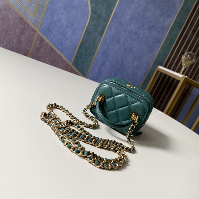 Handbag Chanel  81113  size  10 7 9 cm  