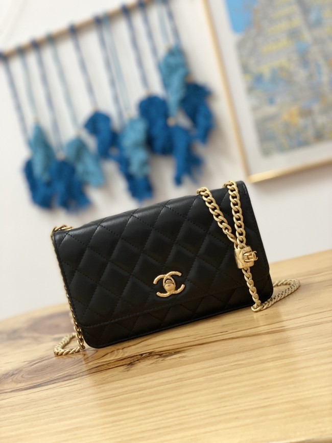 Handbag  Chanel   81221  size  19 cm