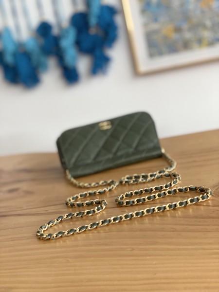 Handbag Chanel  AP3008  size  12X17.5X5.5 cm