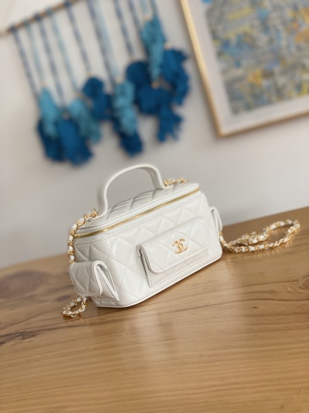 Handbag  Chanel  AP81231  size  10*17*8.5 cm