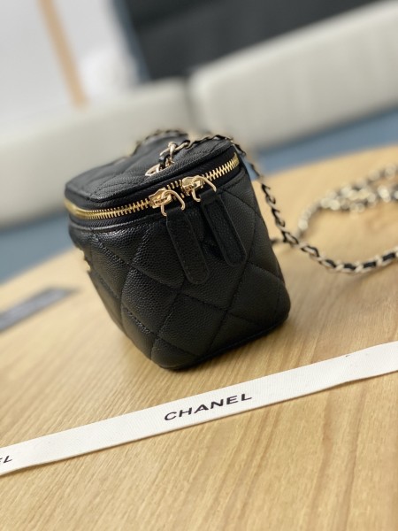  Handbag  Chanel  81340  size  8.5*11*7 cm