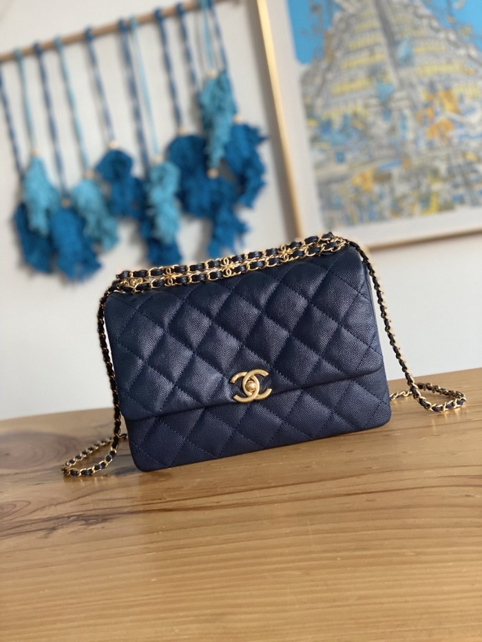 Handbag Chanel   size  16*23*11.5 cm