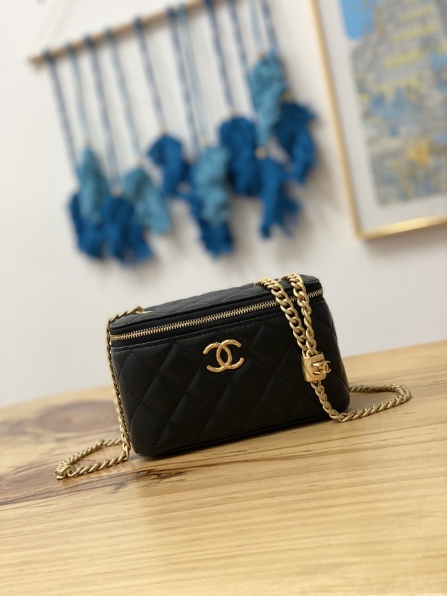 Handbag  Chanel   81222  size  16.5 cm