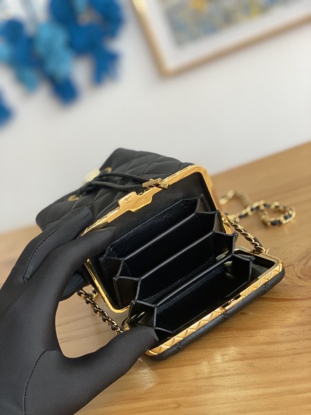 Handbag Chanel  2750  size  14*11*8  cm