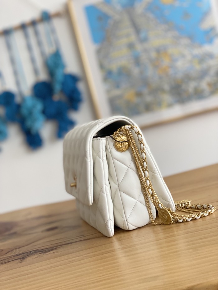  Handbag  Chanel  3378  size 15cmX20cmX9 cm