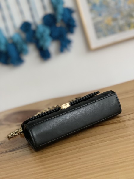 Handbag  Chanel AP81214  size 10*18*4.5 cm