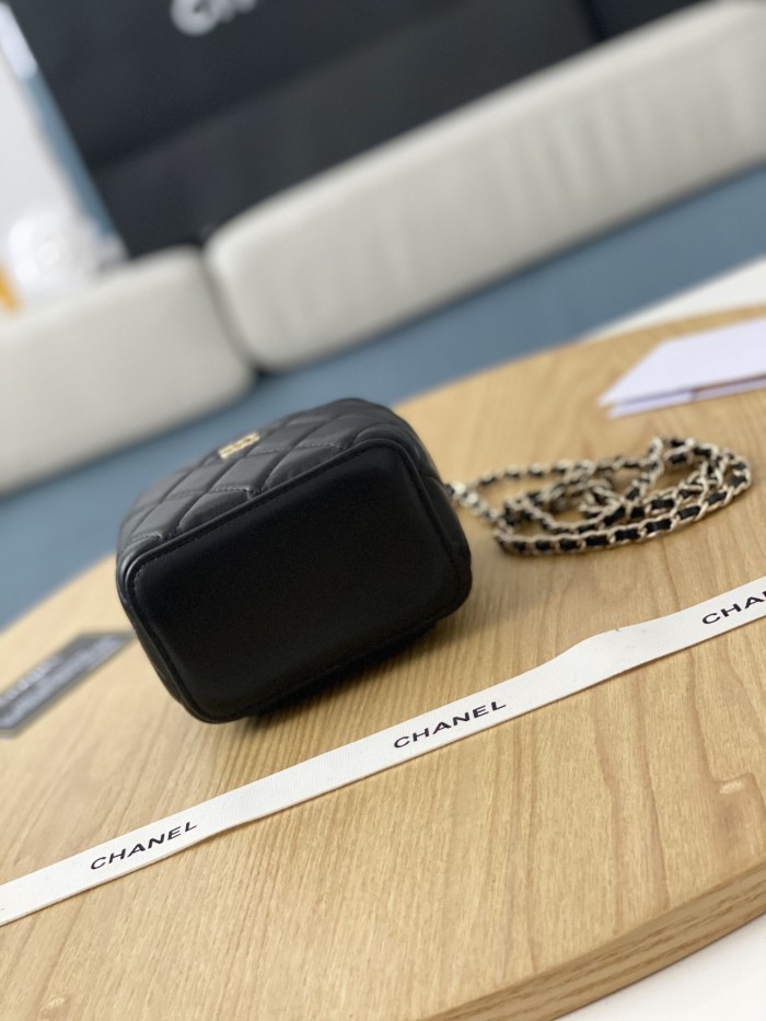  Handbag  Chanel  81340  size  8.5*11*7 cm 