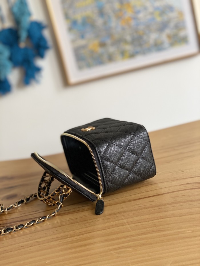   Handbag  Chanel  81197  size  9.5×13×6 cm