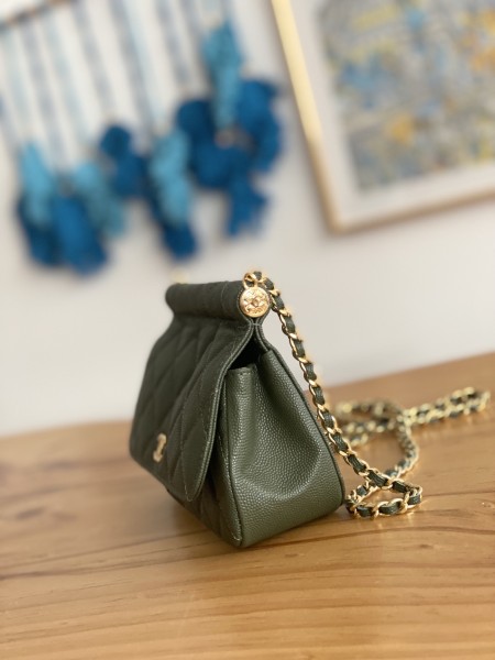 Handbag Chanel  AP3008  size  12X17.5X5.5 cm