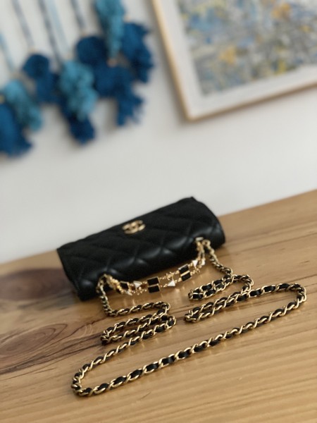 Handbag  Chanel AP81214  size 10*18*4.5 cm