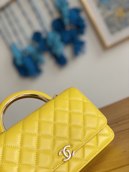 Handbag  Chanel   81207  size  19 cm