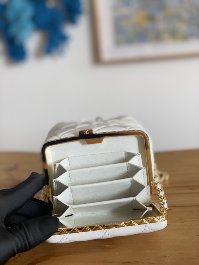 Handbag Chanel  2750  size  14*11*8  cm