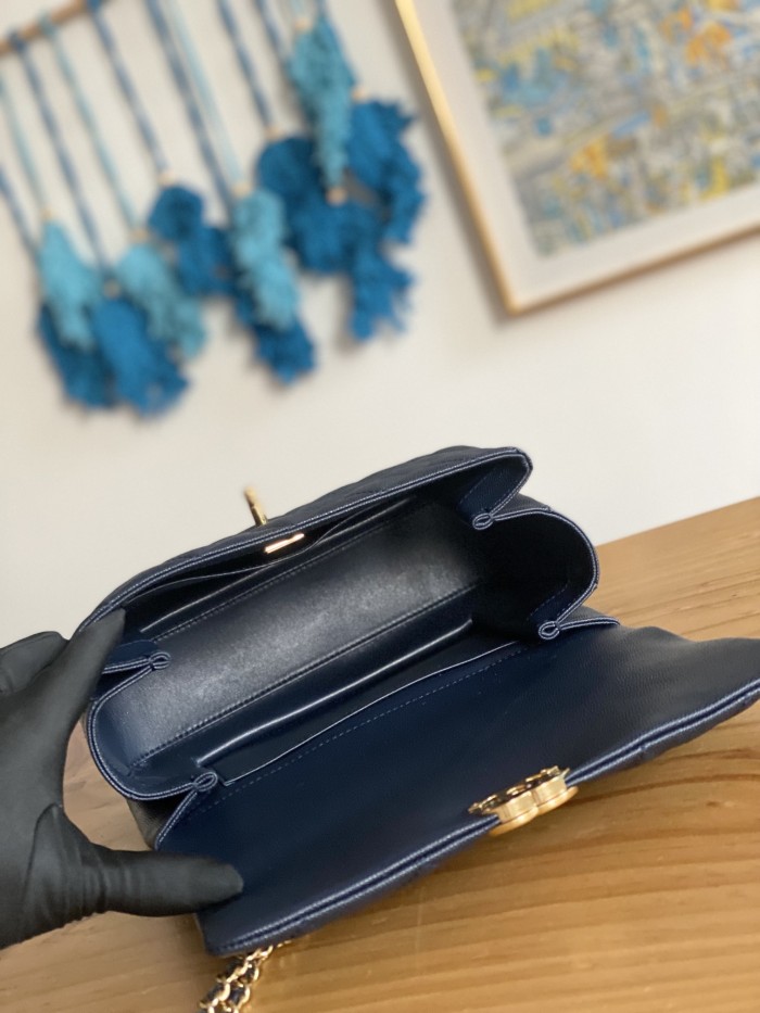 Handbag Chanel   size  16*23*11.5 cm