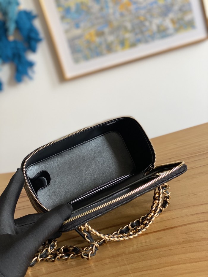   Handbag  Chanel  81197  size  9.5×13×6 cm