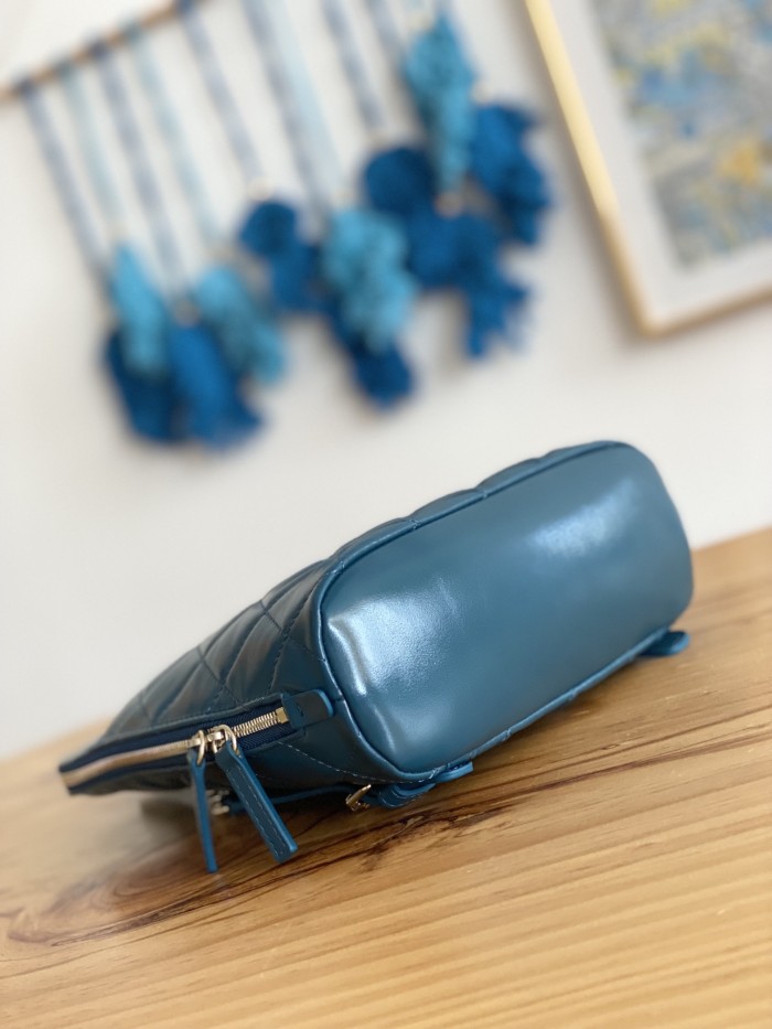 Handbag  Chanel  3332  size 21*23*8* cm