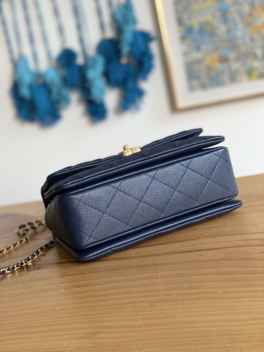 Handbag Chanel   size  16*23*11.5 cm