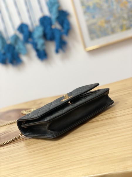 Handbag  Chanel   81221  size  19 cm