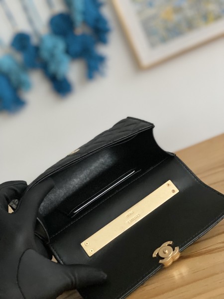 Handbag  Chanel AP81214  size 10*18*4.5 cm