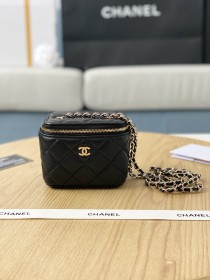  Handbag  Chanel  81340  size  8.5*11*7 cm 