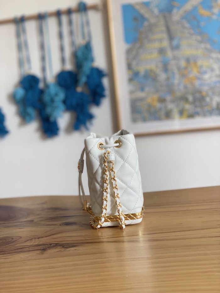 Handbag Chanel  2750  size  14*11*8  cm